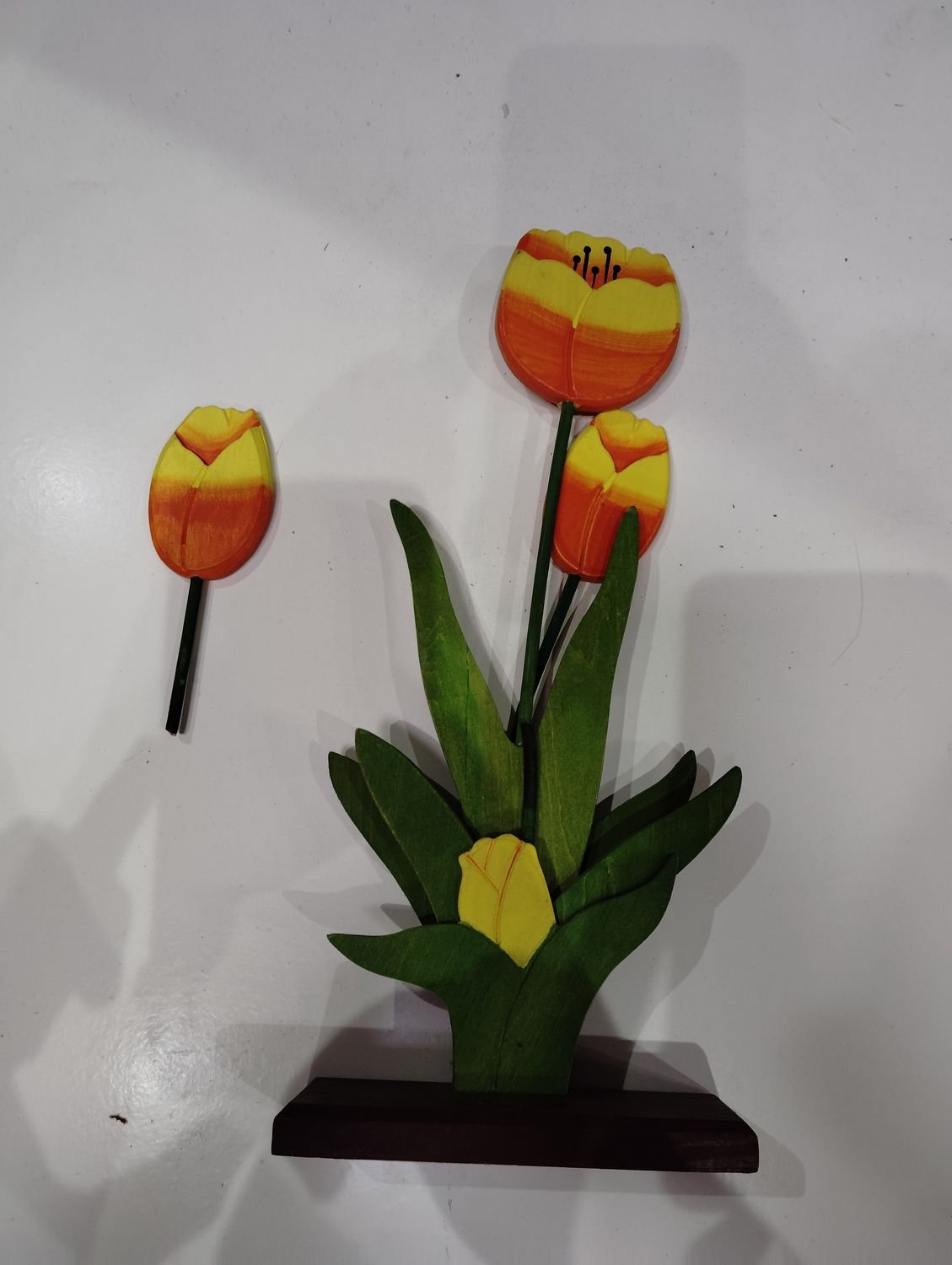 Estatua de tulipanes naranja y amarilla de madera (reparable)
