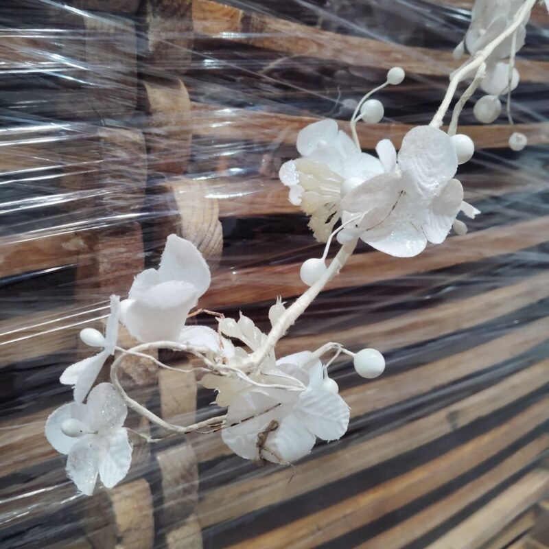 Enredadera de flores blancas de alambre