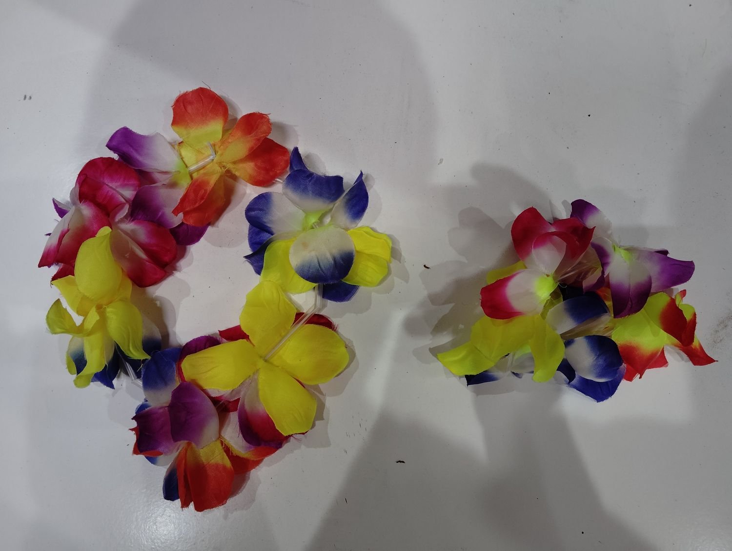 Collares y pulseras de flores de plastico - Imagen 4