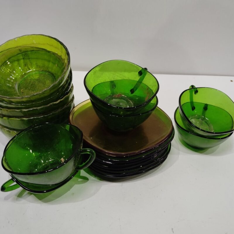 juego de tazas y platos vidrio verde