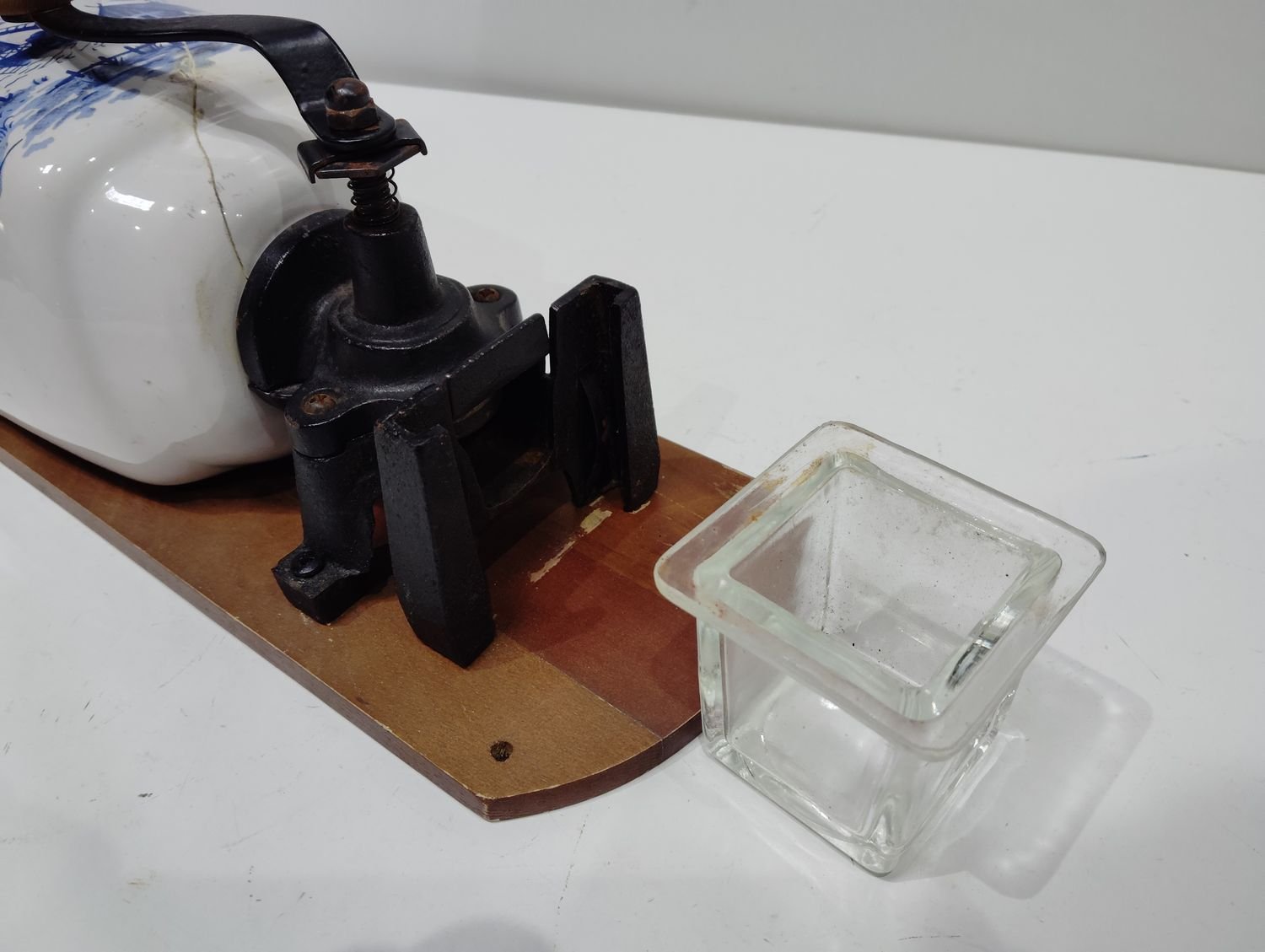 filtro de agua auntiguo porcelana y madera - Imagen 4