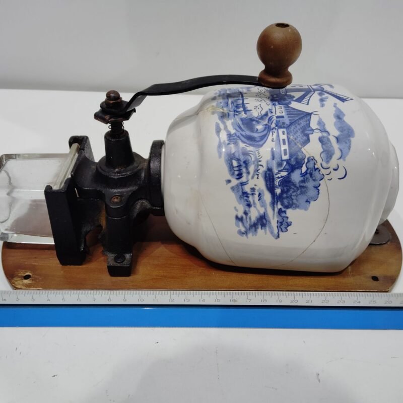 filtro de agua auntiguo porcelana y madera