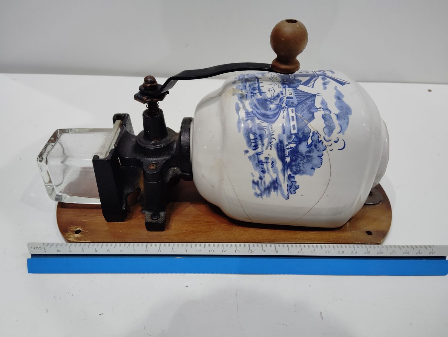 filtro de agua auntiguo porcelana y madera