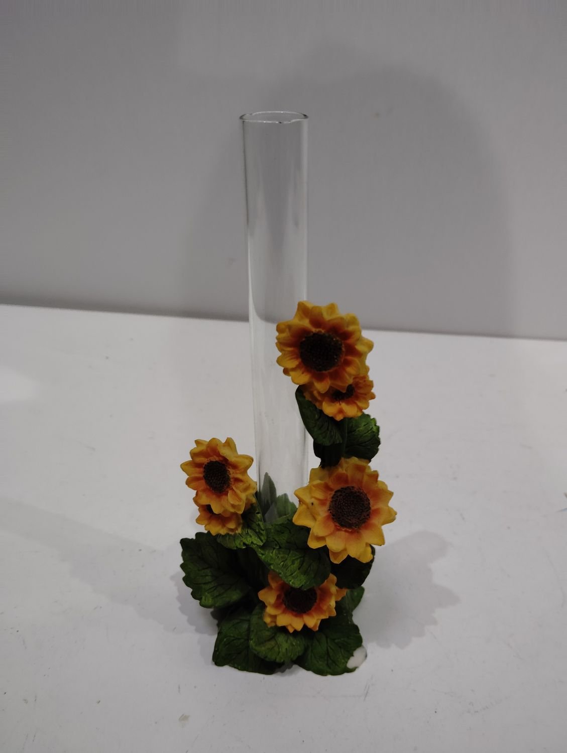 Florero de cristal y adornos de ceramica