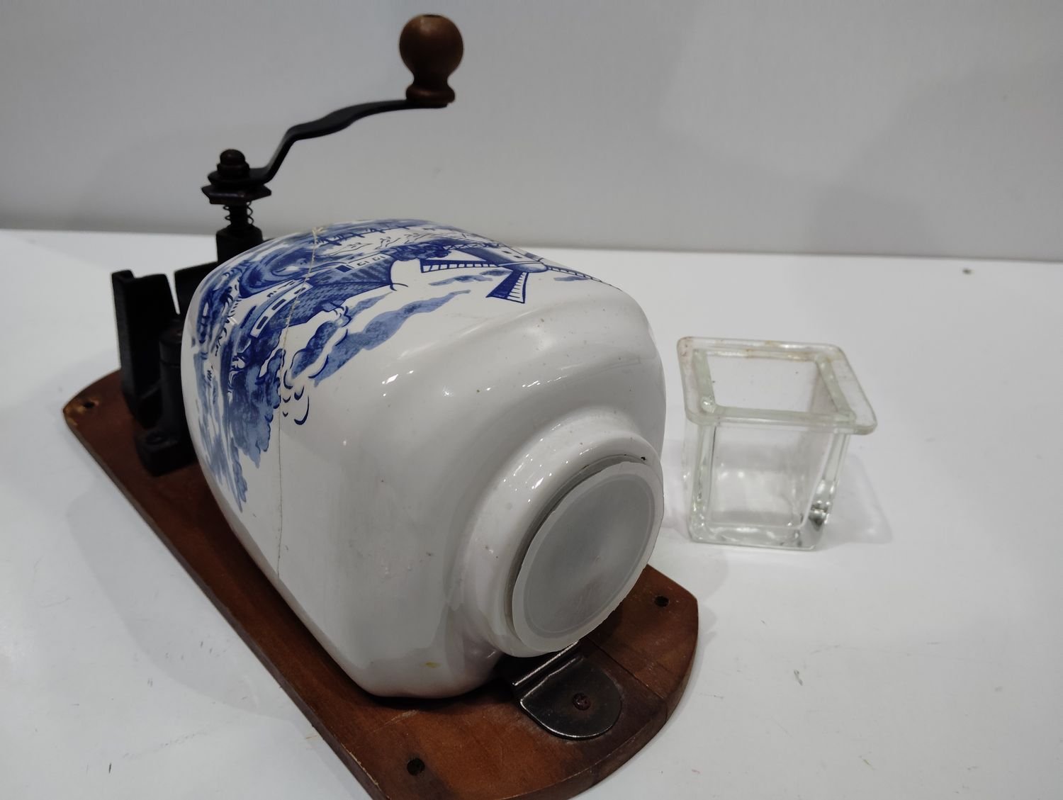 filtro de agua auntiguo porcelana y madera - Imagen 3