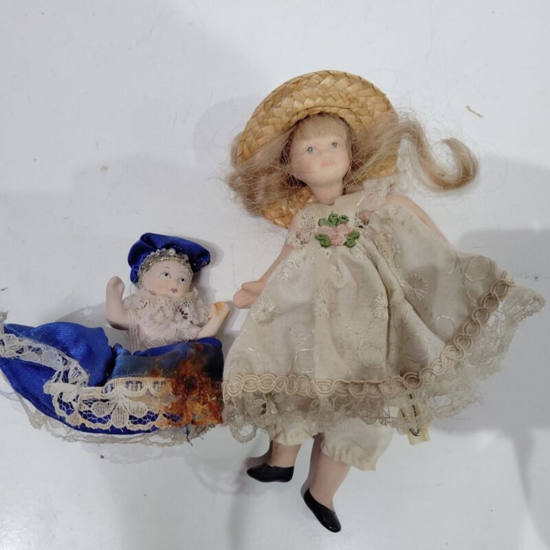 Muñecas de porcelana y vestidos hechos a mano de tela