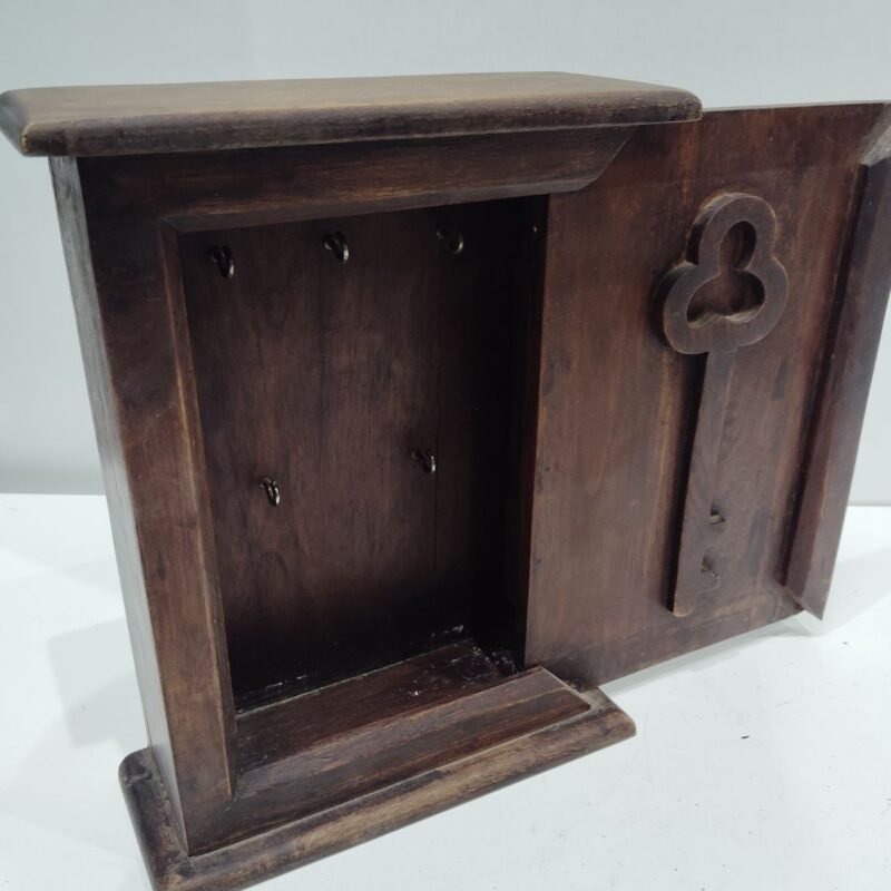 LLavero con juego de llaves antigo en su cajon de madera