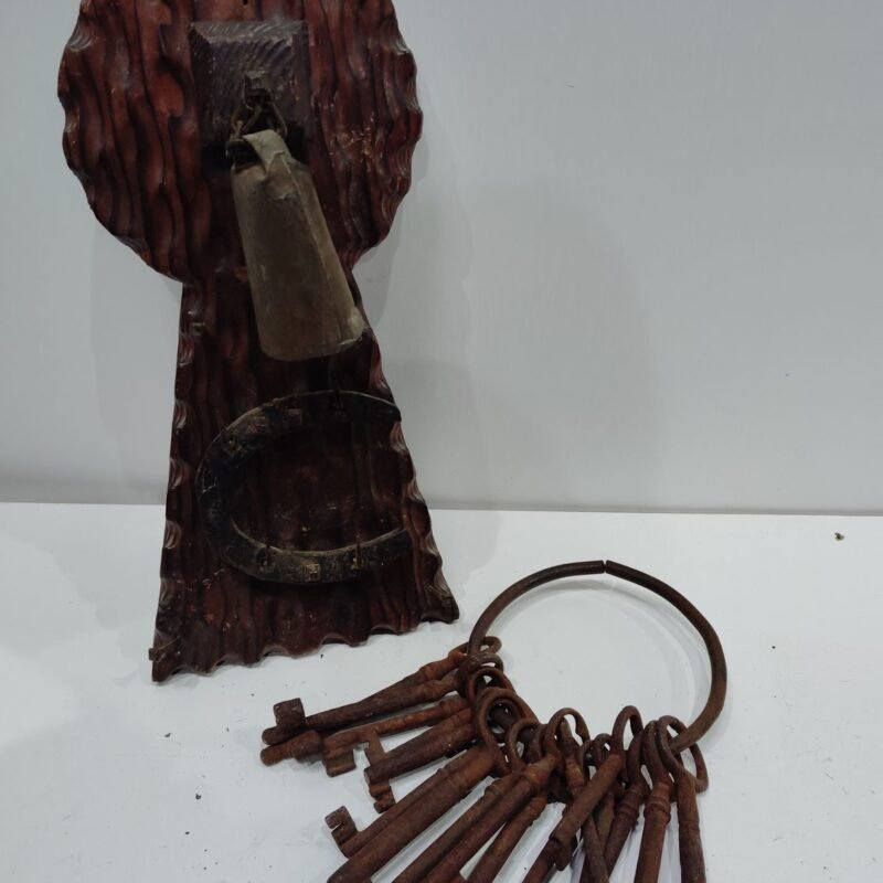 Juego de llaves antiguo con campana