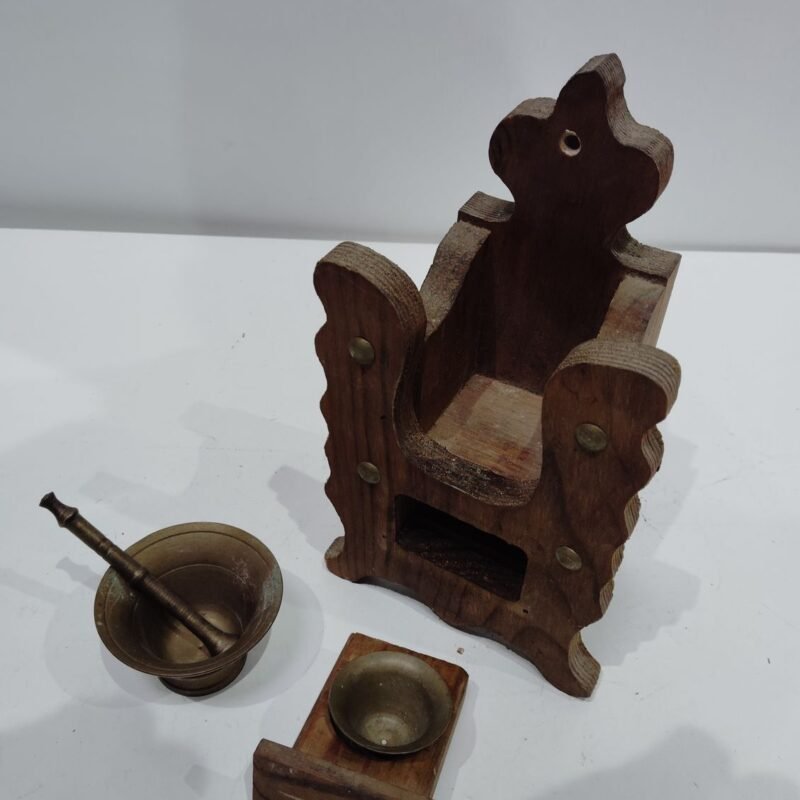 Aceitero de madera antiguo